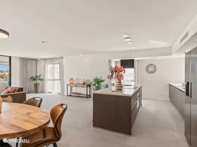 Le quai 5D, près de Handelskade, Punda | Curaçao, Curaçao-Centre, Willemstad - appartement Cuisine ouverte avec réfrigérateur/congélateur, plaque à induction, four et lave-vaisselle.