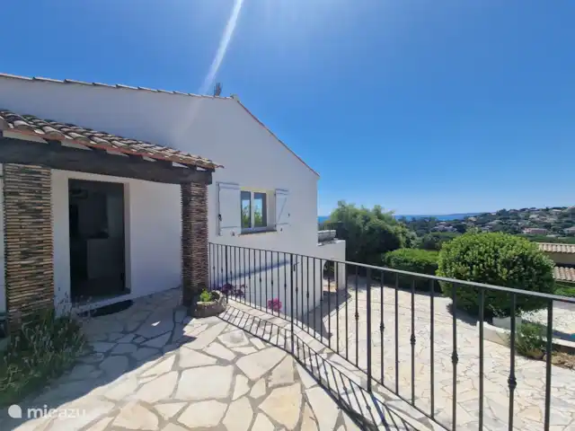 Villa la Luciole met uitzicht op zee huren in Frankrijk, Côte d´Azur, Les Issambres - villa Voorzijde woning met ingang