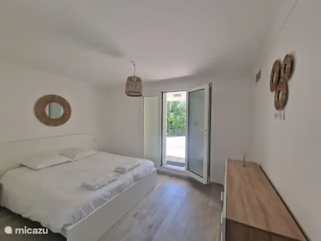 Villa la Luciole met uitzicht op zee huren in Frankrijk, Côte d´Azur, Les Issambres - villa Tweepersoonsslaapkamer met deuren naar tuin