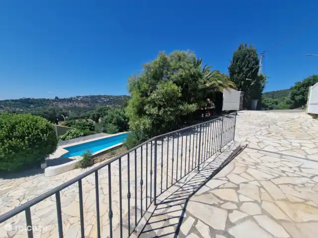 Villa la Luciole met uitzicht op zee huren in Frankrijk, Côte d´Azur, Les Issambres - villa Oprit met poort
