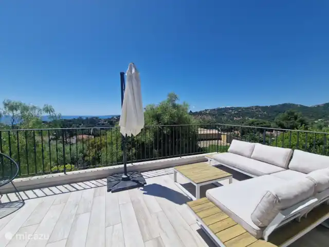 Villa la Luciole met uitzicht op zee huren in Frankrijk, Côte d´Azur, Les Issambres - villa Terras met parasol en loungeset