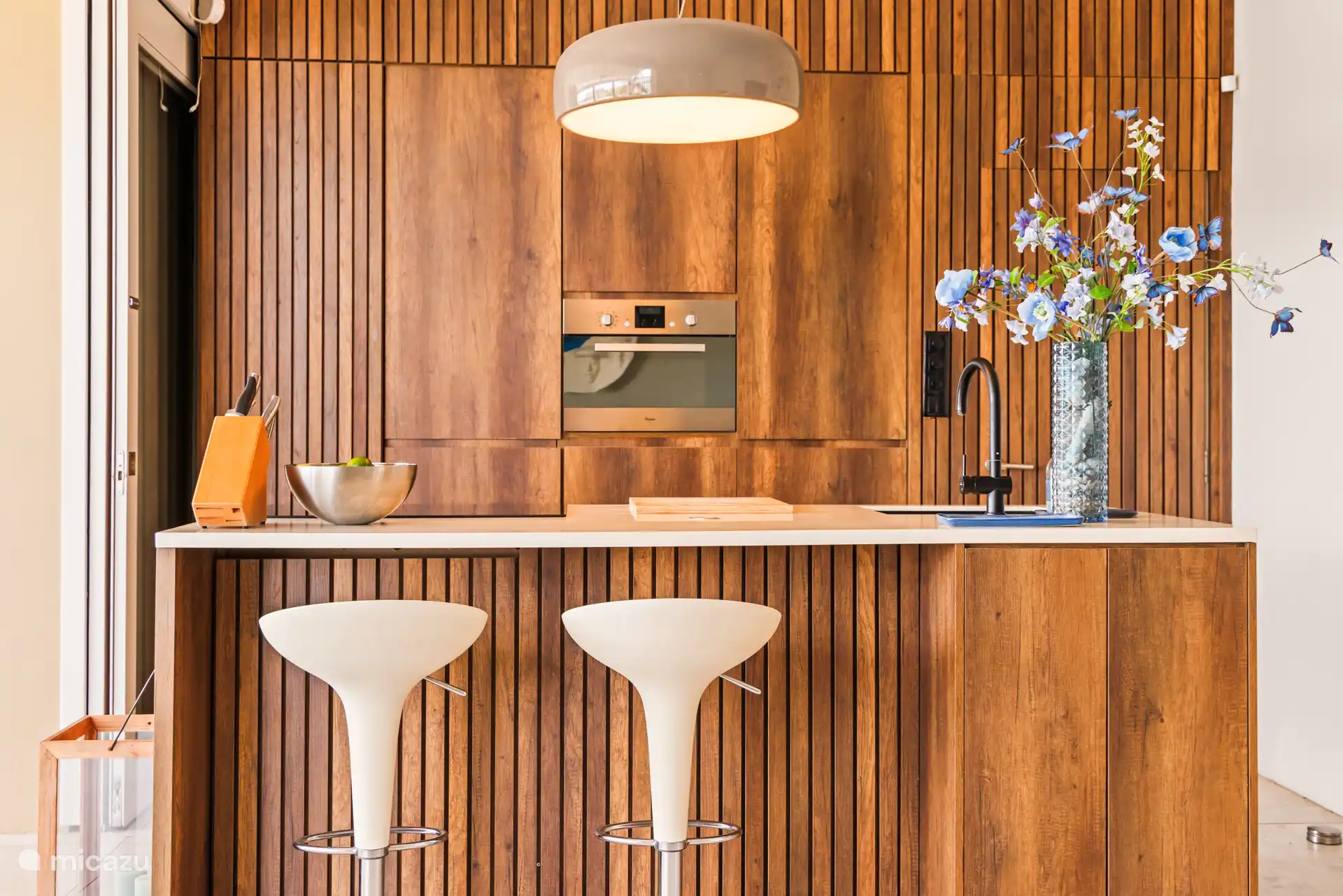 Cocina abierta con todas las comodidades.