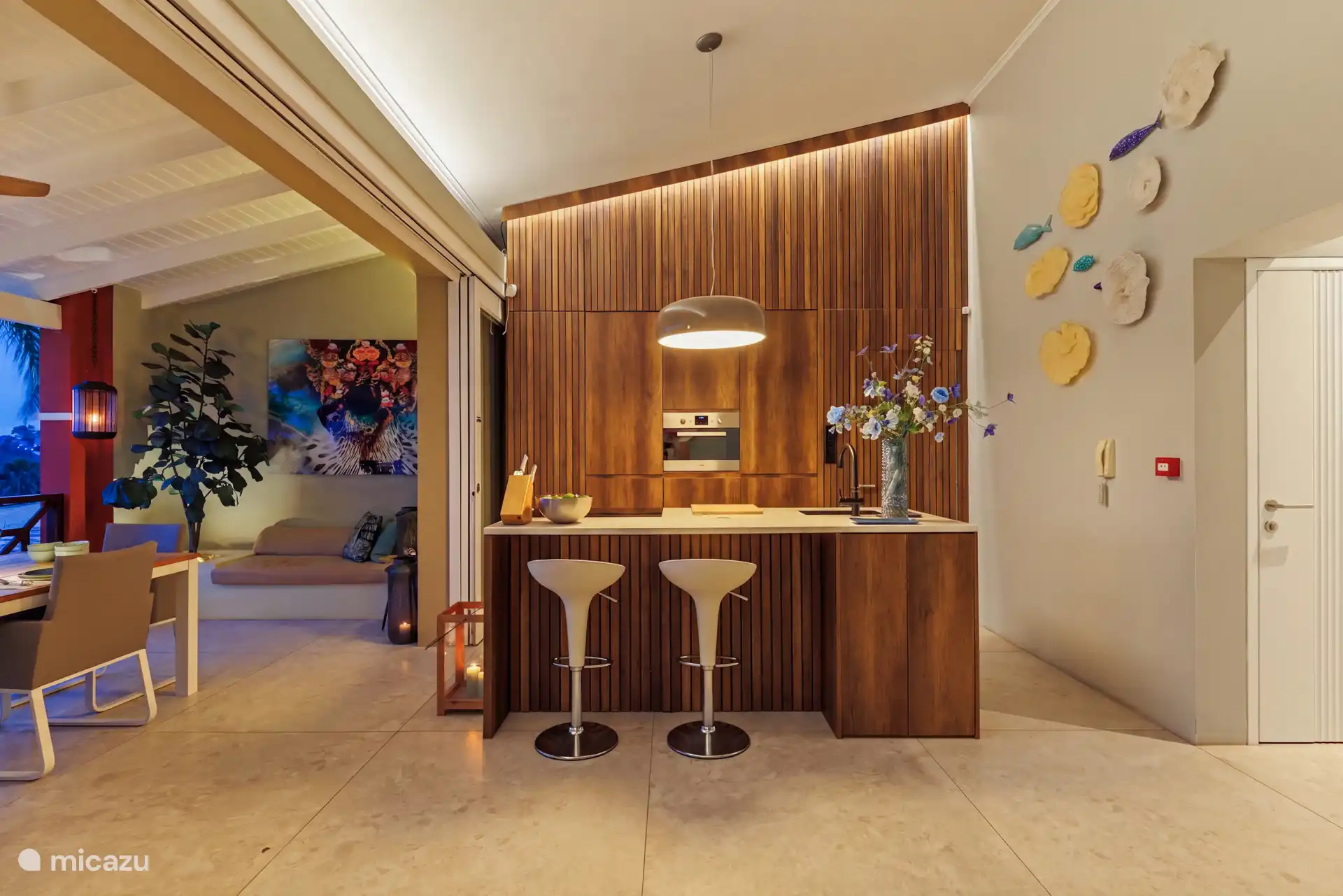 Cocina abierta con todas las instalaciones y barra comedor