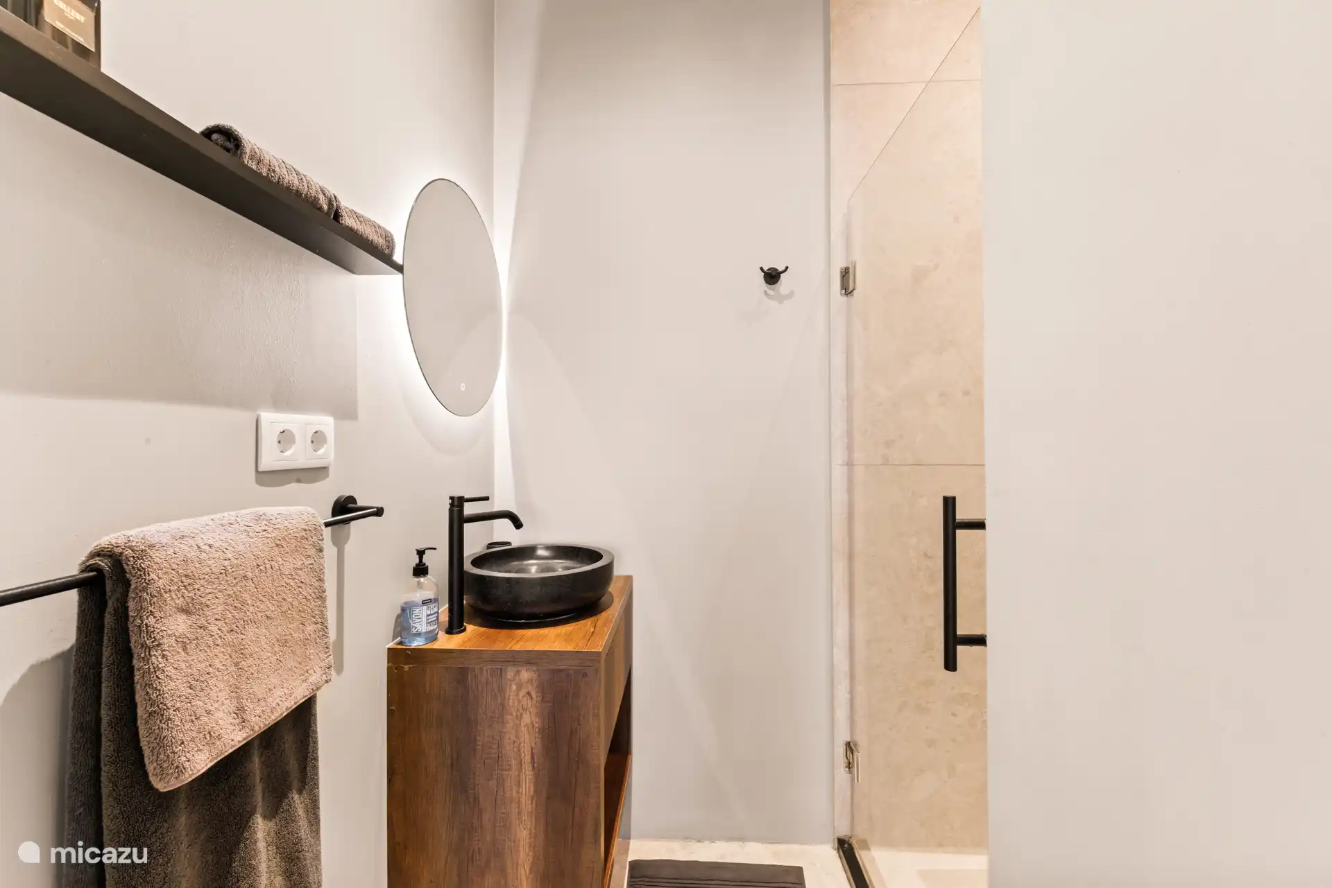 Baño 2 con tocador y ducha de lluvia. Gel de ducha / champú de Rituals.