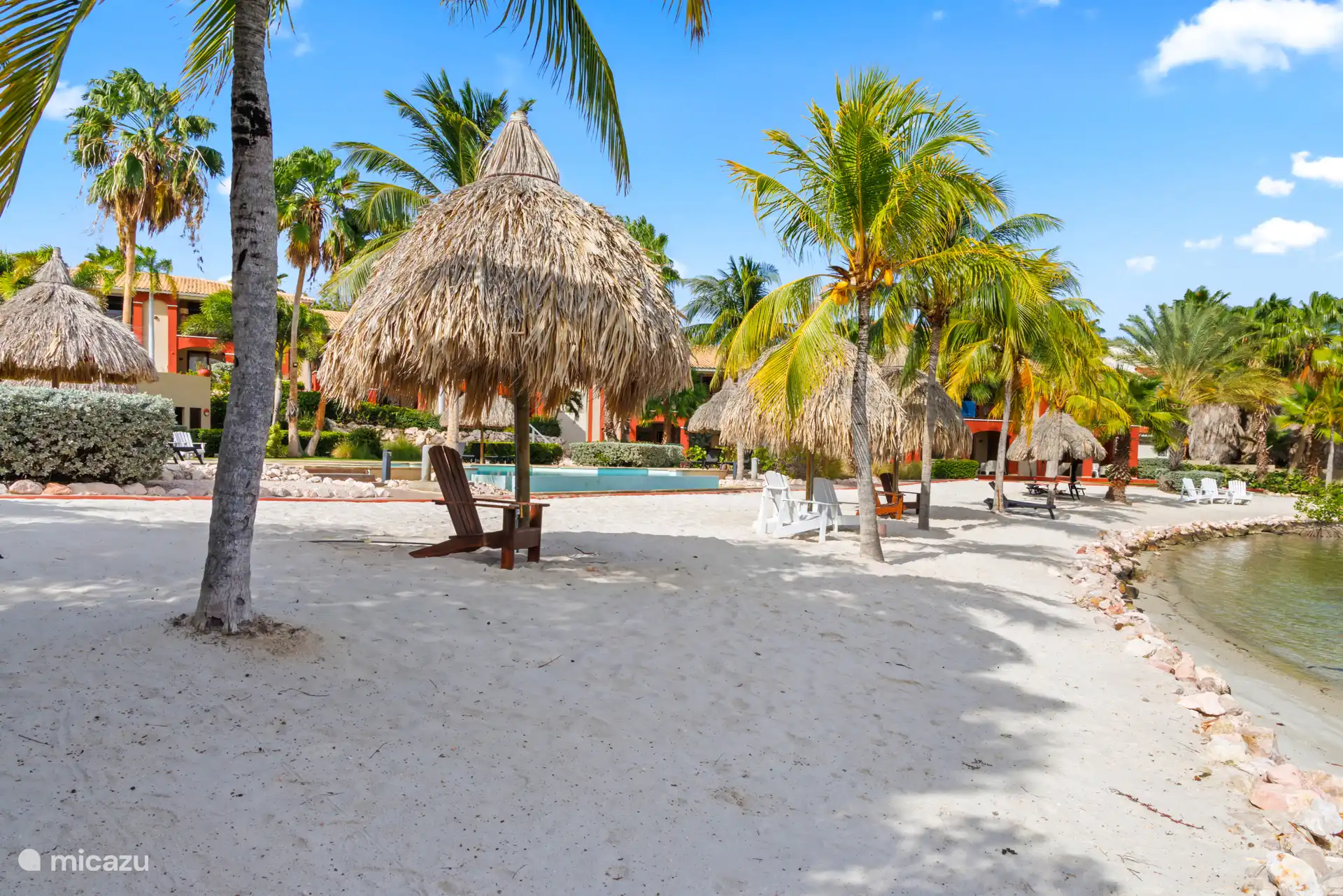 Playa privada con tumbonas y vistas al agua española