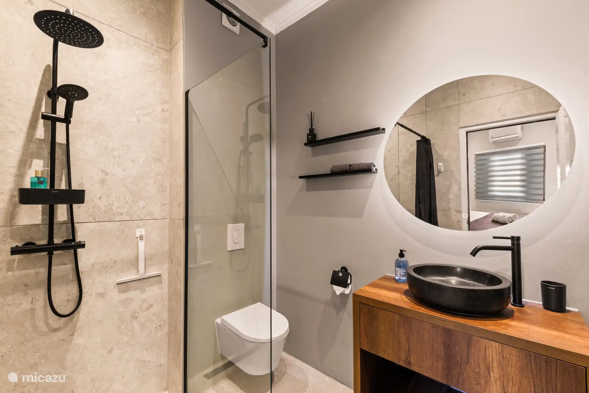 Baño grande con inodoro y ducha de lluvia