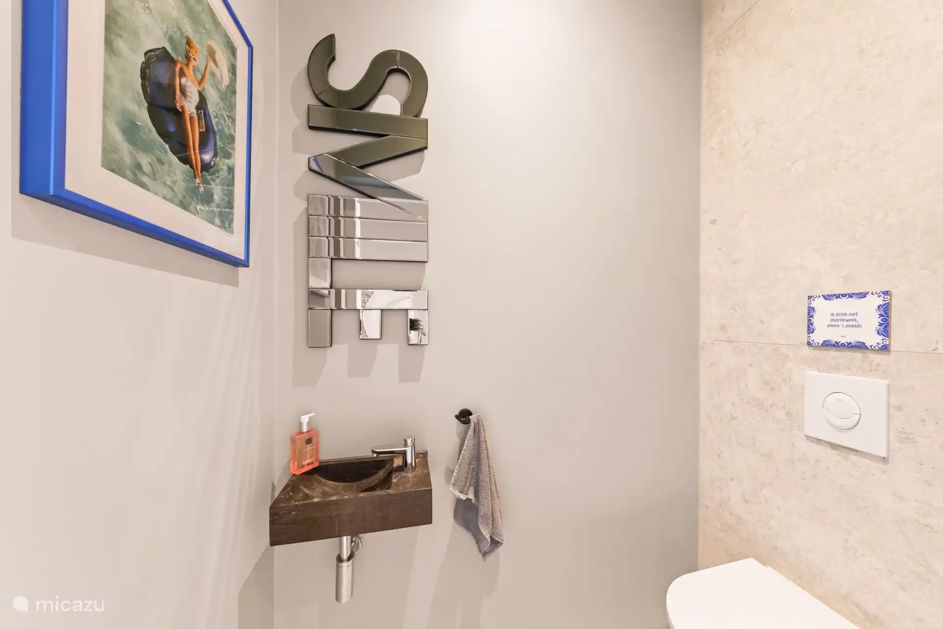 Baño separado y espacioso en el vestíbulo.