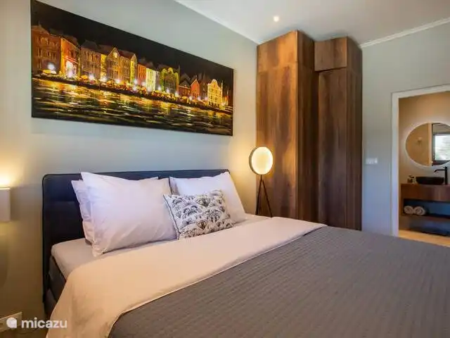 Location de Vacances Curaçao, Banda Ariba (est), Spaanse Water, appartement - Penthouse de luxe Casa Bon Vie Chambre avec climatisation et grand lit double et smart TV avec installation Bose.