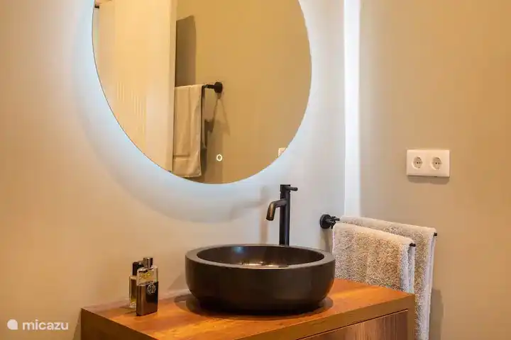 Bathroom 1.With toilet and rain shower.