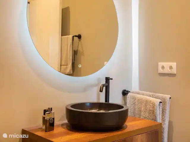 Location de Vacances Curaçao, Banda Ariba (est), Spaanse Water, appartement - Penthouse de luxe Casa Bon Vie Salle de bain 1.Avec toilettes et douche à effet pluie.