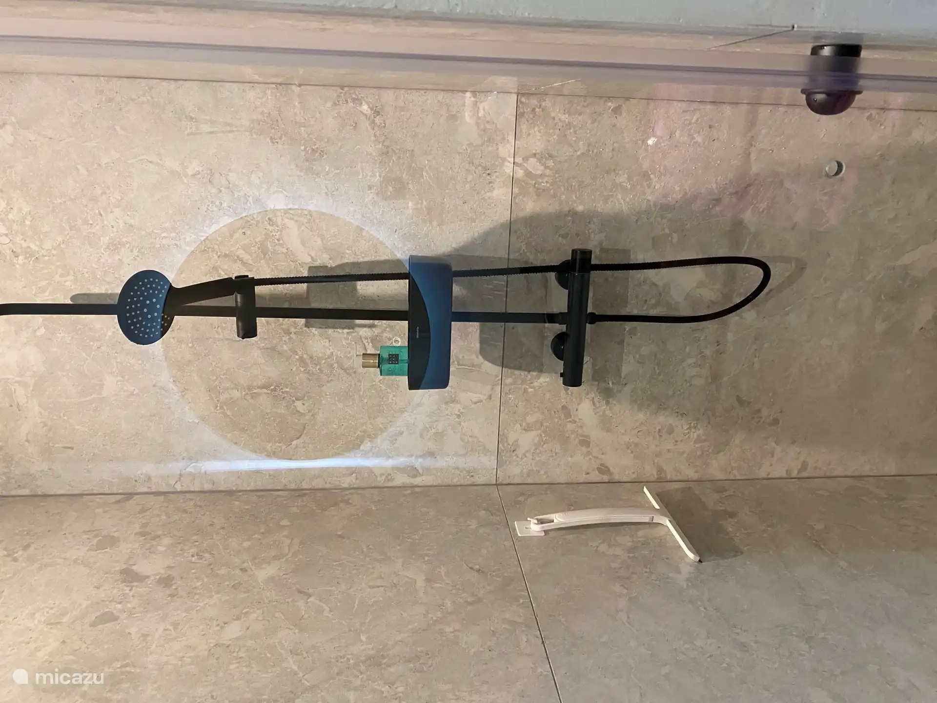 Bathroom with rain shower in bedroom 2