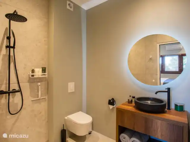 Location de Vacances Curaçao, Banda Ariba (est), Spaanse Water, appartement - Penthouse de luxe Casa Bon Vie Grande salle de bains avec douche à effet pluie.