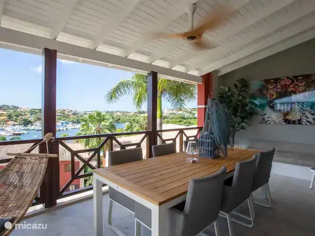 Location de Vacances Curaçao, Banda Ariba (est), Spaanse Water, appartement - Penthouse de luxe Casa Bon Vie Grande terrasse avec hamac et lit de salon.