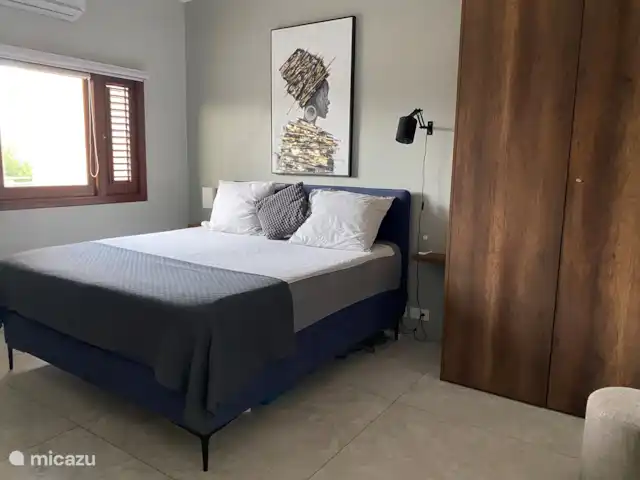 Location de Vacances Curaçao, Banda Ariba (est), Spaanse Water, appartement - Penthouse de luxe Casa Bon Vie Grande chambre avec grand lit double et salle de bain attenante.