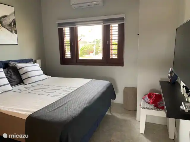 Location de Vacances Curaçao, Banda Ariba (est), Spaanse Water, appartement - Penthouse de luxe Casa Bon Vie 2ème grande chambre avec grand lit double et salle de bain attenante.