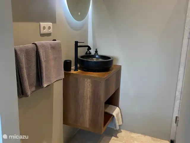 Location de Vacances Curaçao, Banda Ariba (est), Spaanse Water, appartement - Penthouse de luxe Casa Bon Vie 2ème salle de bain avec douche à effet pluie.