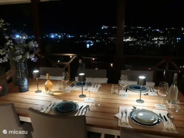 Location de Vacances Curaçao, Banda Ariba (est), Spaanse Water, appartement - Penthouse de luxe Casa Bon Vie Dîner sur la terrasse le soir avec une vue imprenable