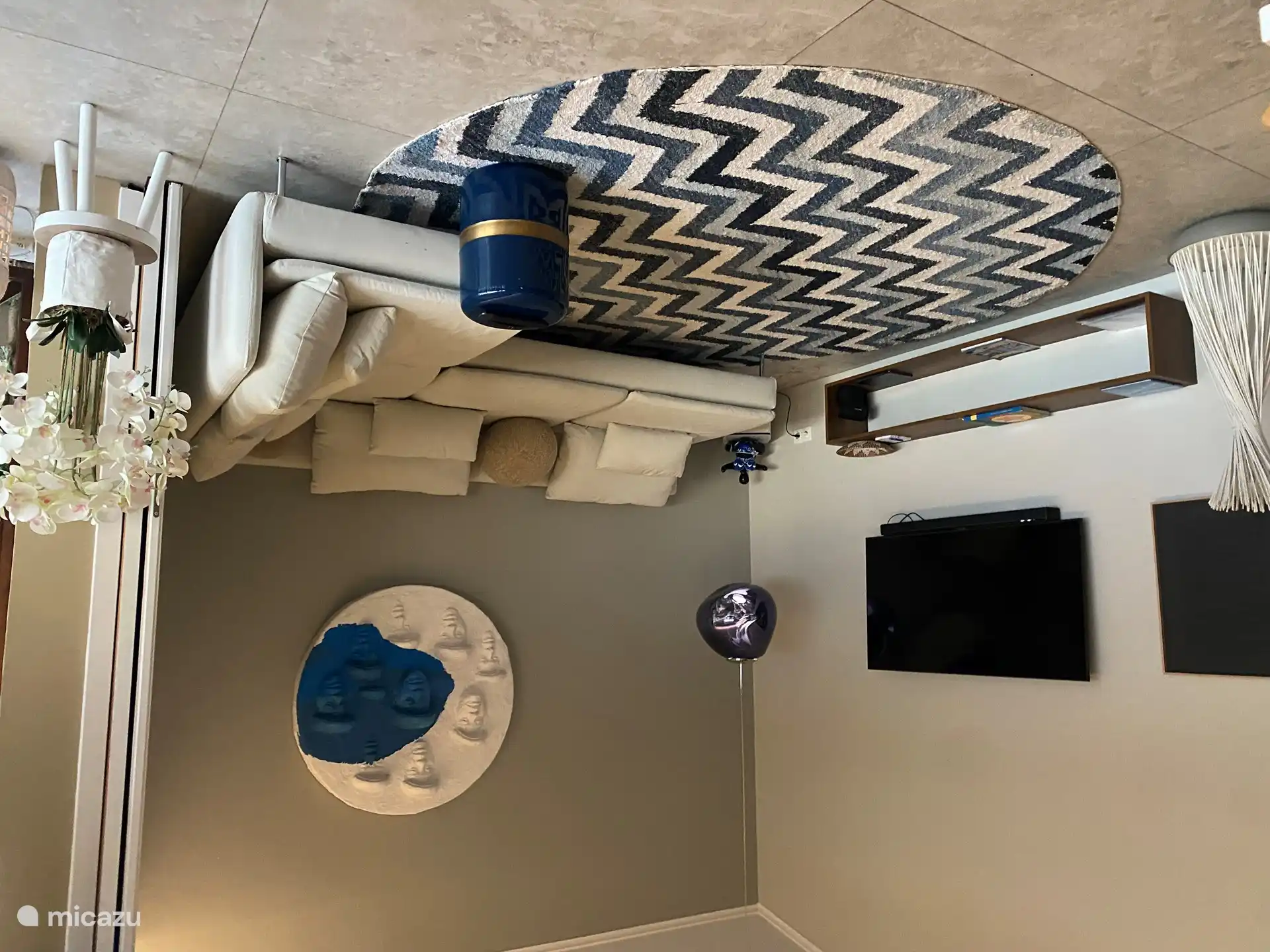 Living room with lounge sofa and smart TV and Bose system.