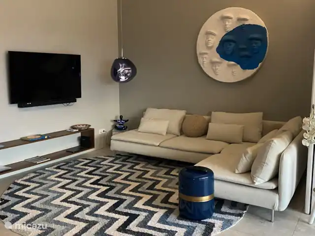 Location de Vacances Curaçao, Banda Ariba (est), Spaanse Water, appartement - Penthouse de luxe Casa Bon Vie Salon avec canapé de salon et télévision intelligente et système Bose.