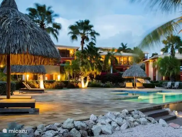 Location de Vacances Curaçao, Banda Ariba (est), Spaanse Water, appartement - Penthouse de luxe Casa Bon Vie Marchez dans la piscine depuis la plage.