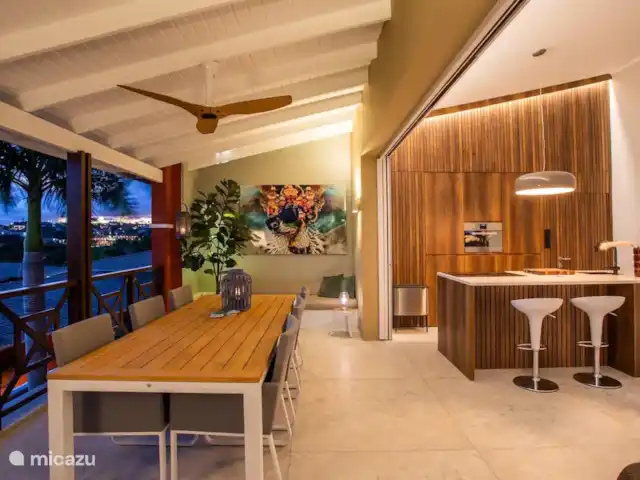 Location de Vacances Curaçao, Banda Ariba (est), Spaanse Water, appartement - Penthouse de luxe Casa Bon Vie Éclairage d’ambiance le soir.