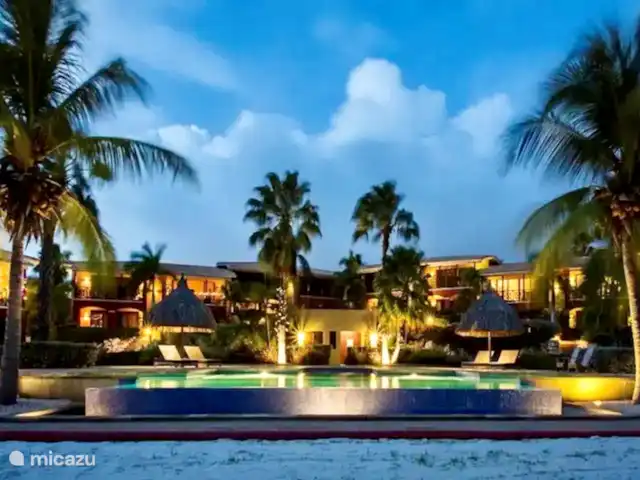 Location de Vacances Curaçao, Banda Ariba (est), Spaanse Water, appartement - Penthouse de luxe Casa Bon Vie Le soir, piscine magnifiquement éclairée et bien entretenue.
