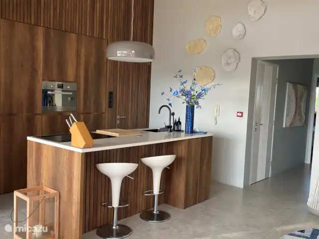 Location de Vacances Curaçao, Banda Ariba (est), Spaanse Water, appartement - Penthouse de luxe Casa Bon Vie Cuisine ouverte avec toutes les commodités.