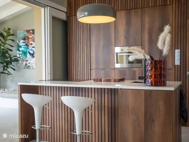 Location de Vacances Curaçao, Banda Ariba (est), Spaanse Water, appartement - Penthouse de luxe Casa Bon Vie Cuisine ouverte avec tous les équipements et bar à manger.