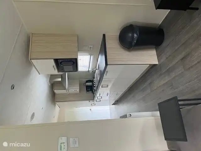 De keuken 
- Vaatwasser
- Combi oven
- Koffie zet apparaat
- Waterkoker
- Gasfornuis
- Koelkast
- vriezer
