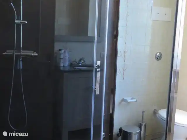 Maison de vacances Abruzzes + piscine | Italie, Abruzzes, Casalbordino - maison de vacances Salle de bain 1 avec douche, WC et machine à laver