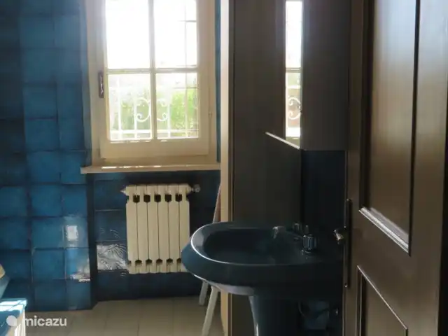 Maison de vacances Abruzzes + piscine | Italie, Abruzzes, Casalbordino - maison de vacances Salle de bain 2 avec baignoire et pomme de douche et toilettes