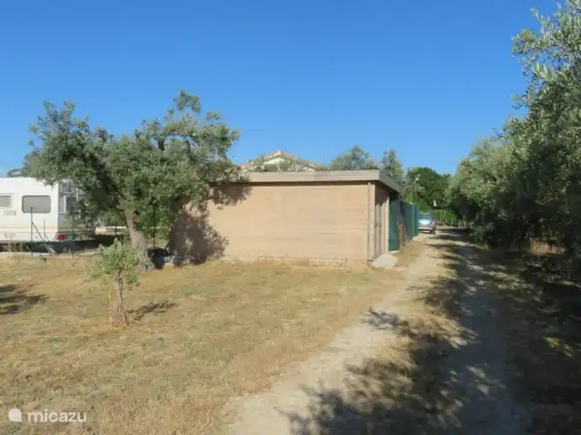 Maison de vacances Abruzzes + piscine | Italie, Abruzzes, Casalbordino - maison de vacances Entrée de la maison de vacances entre oliveraies et vignobles. Une place de parking est prévue devant la porte