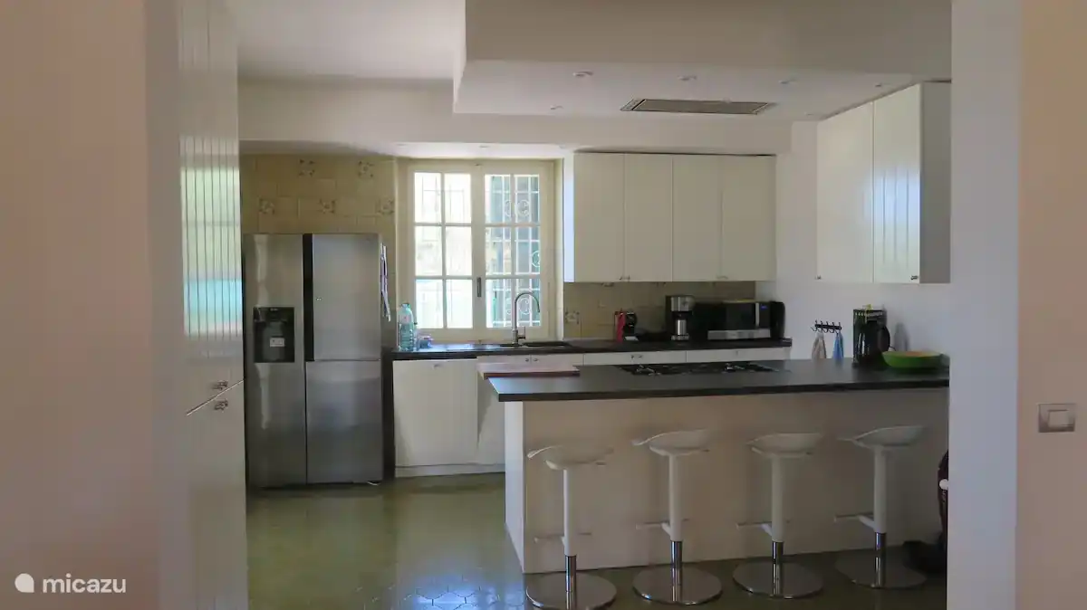 Ausgestattete Küche mit amerikanischem Kühlschrank, Mikrowelle, Gasherd mit 1 Grill und 2 Backöfen, Geschirrspüler, Wasserkocher und allen Arten von Küchenutensilien