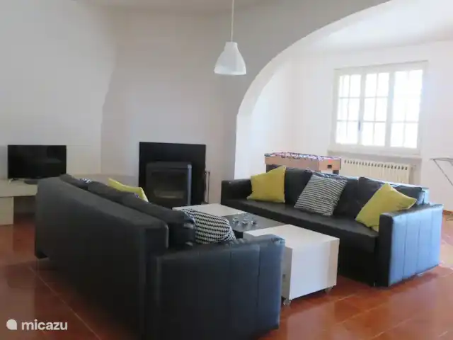 Maison de vacances Abruzzes + piscine | Italie, Abruzzes, Casalbordino - maison de vacances Salon avec écran de télévision et câble pour connecter un ordinateur portable. Coin jeux et baby-foot à l’arrière