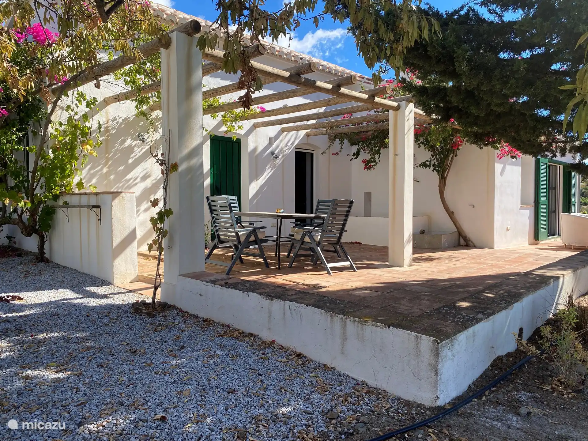 mooi terras in de schaduw