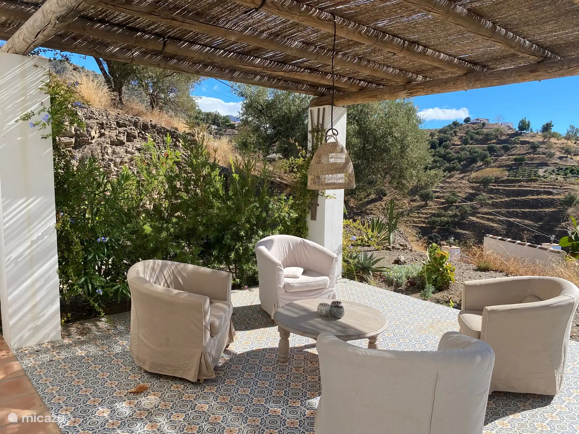 in het ochtendzonnetje een lekker kopje koffie drinken