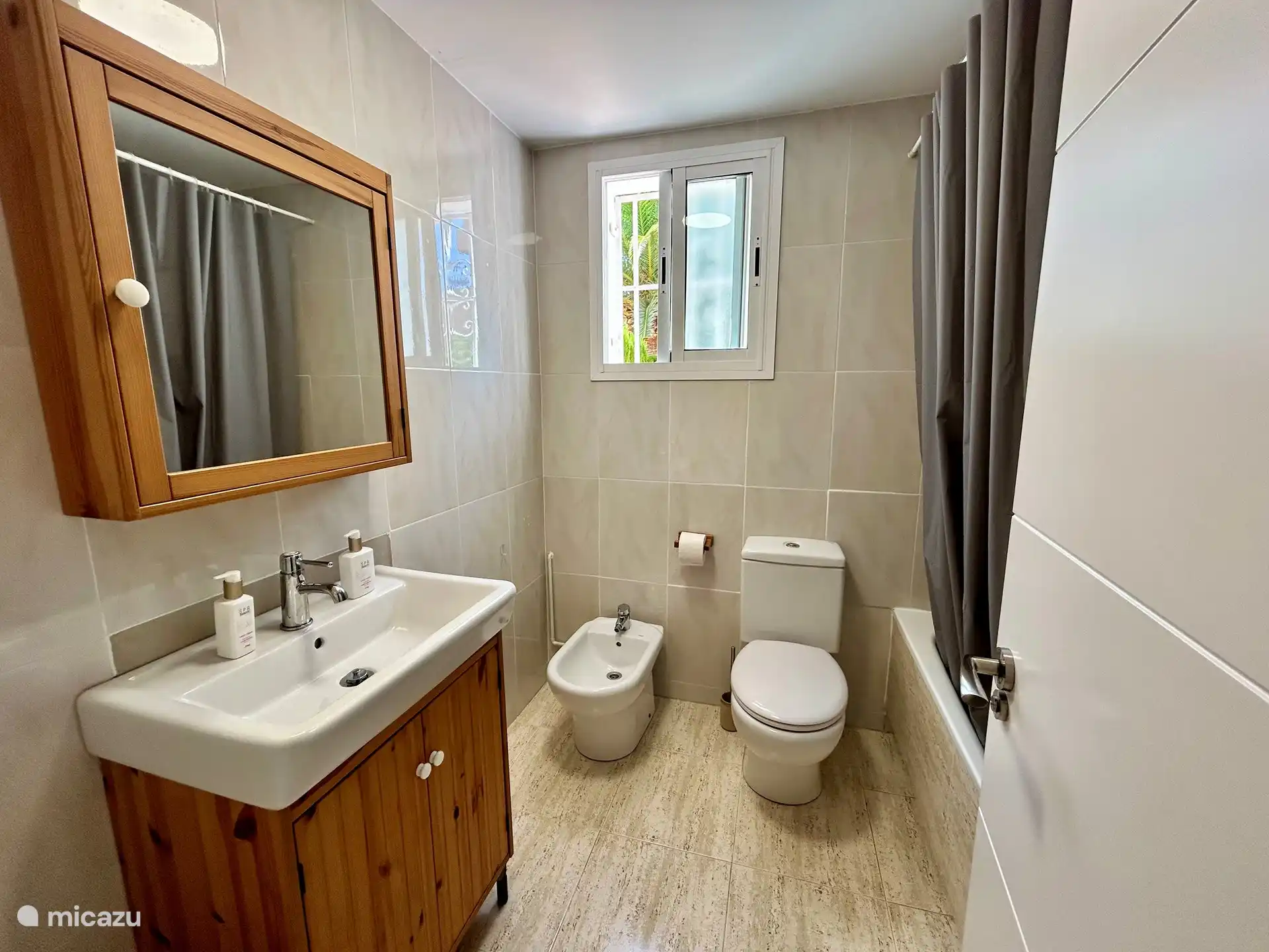 Salle de bain avec baignoire et articles de toilette 