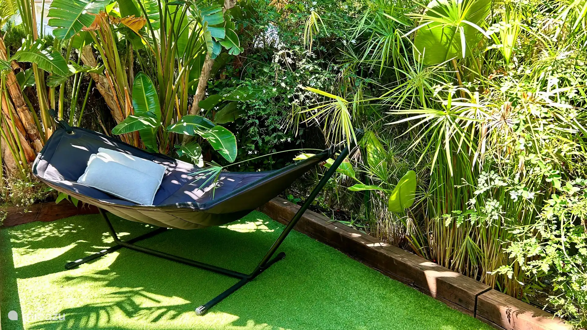 Jardin tropical avec hamac Fatboy