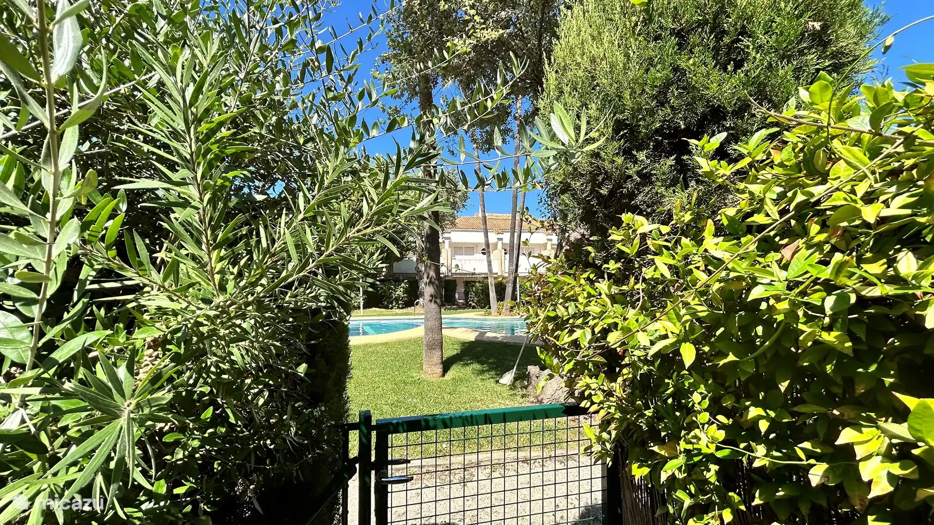 Vue sur la piscine avec portail verrouillable, idéal pour les jeunes enfants