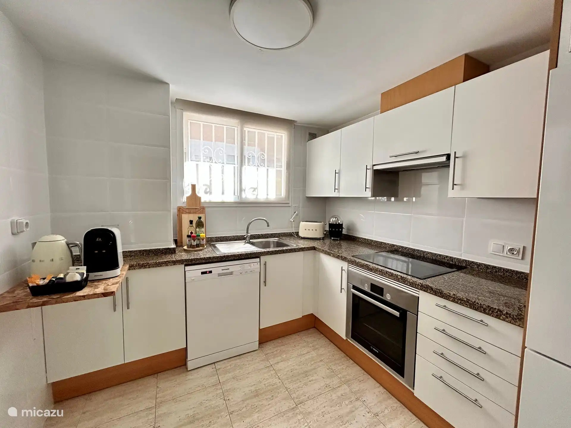 Cuisine avec appareils SMEG, grand frigo avec congélateur séparé