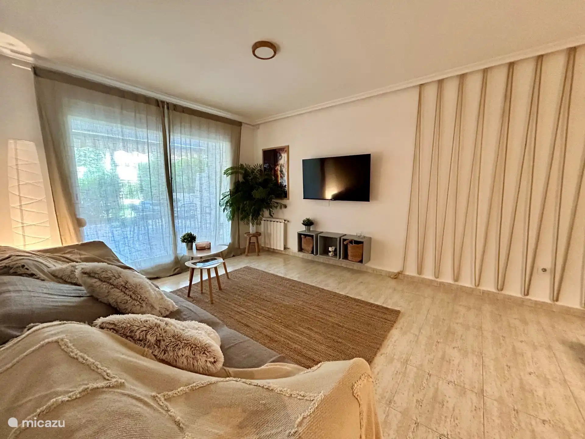 Salon avec télévision à écran plat