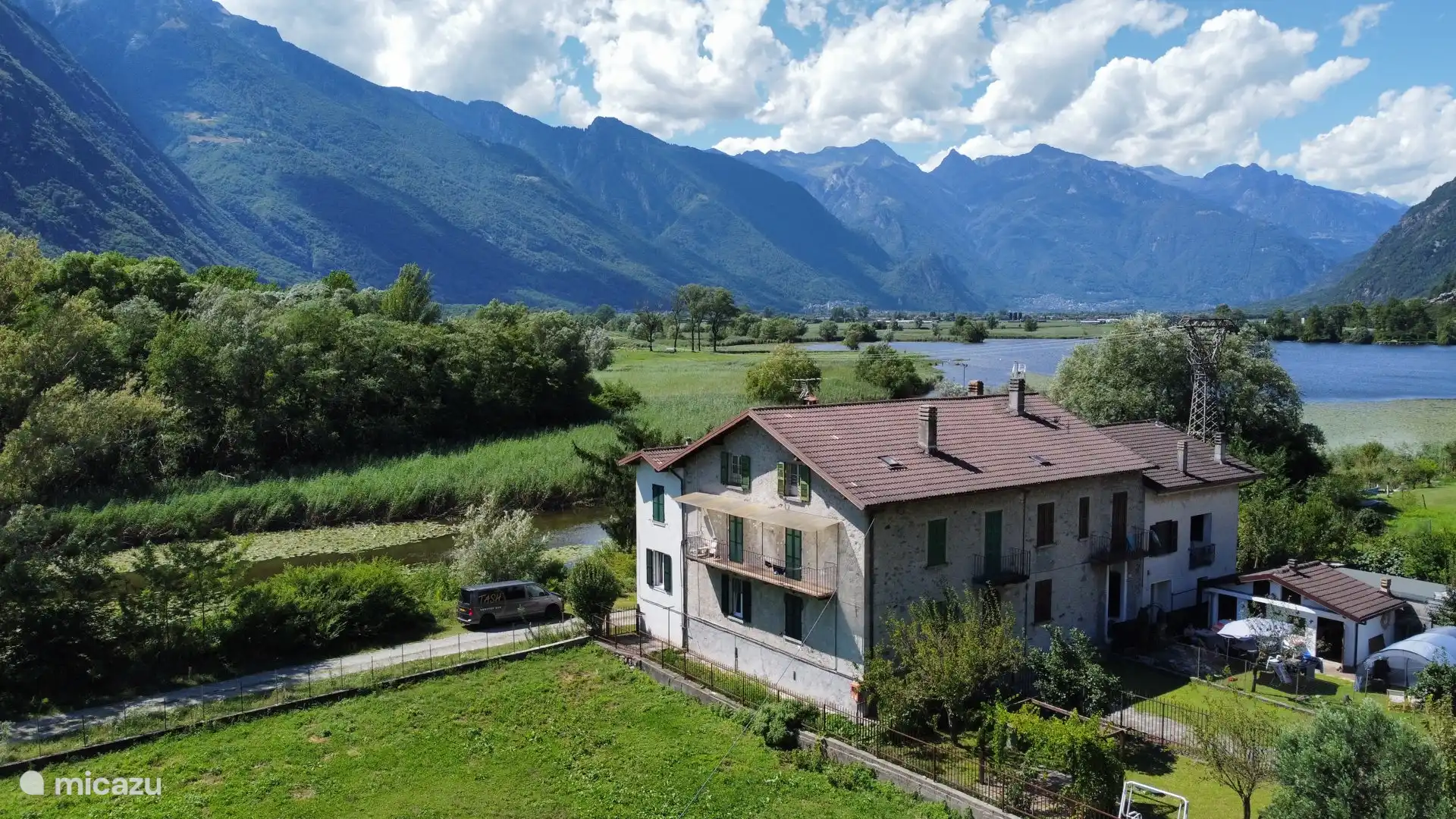 Vue aérienne de l’avant du bâtiment avec Pozzo di Riva à l’arrière