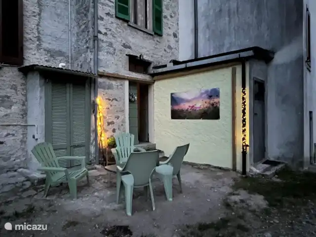 Benvenuti al lago en Italia, Lago de Como, Novate Mezzola - apartamento Terraza detrás de la casa