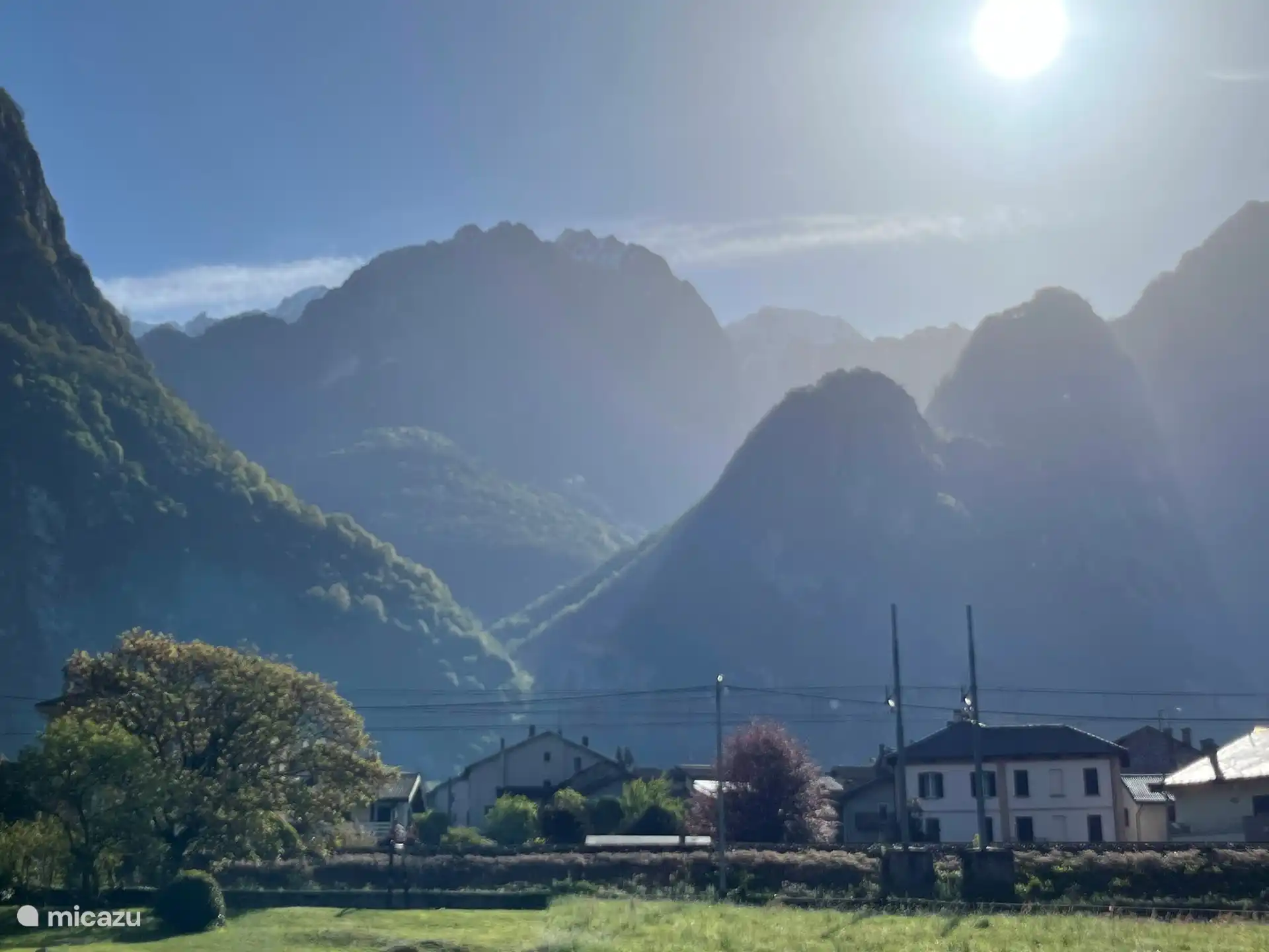 Vista desde el paso detrás de la casa
