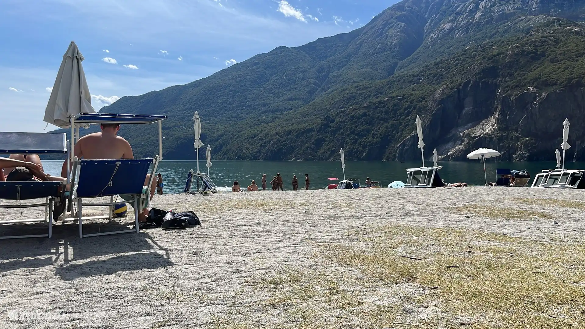 La playa en el puerto con el chiringuito