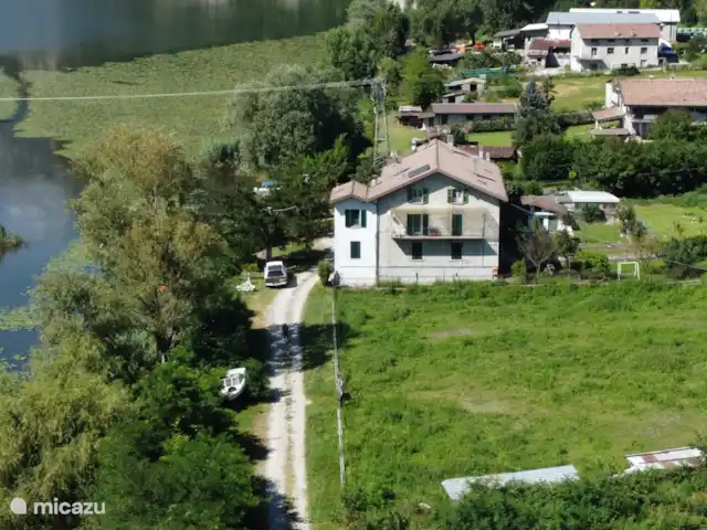 Benvenuti al lago en Italia, Lago de Como, Novate Mezzola - apartamento Vista aérea de la casa