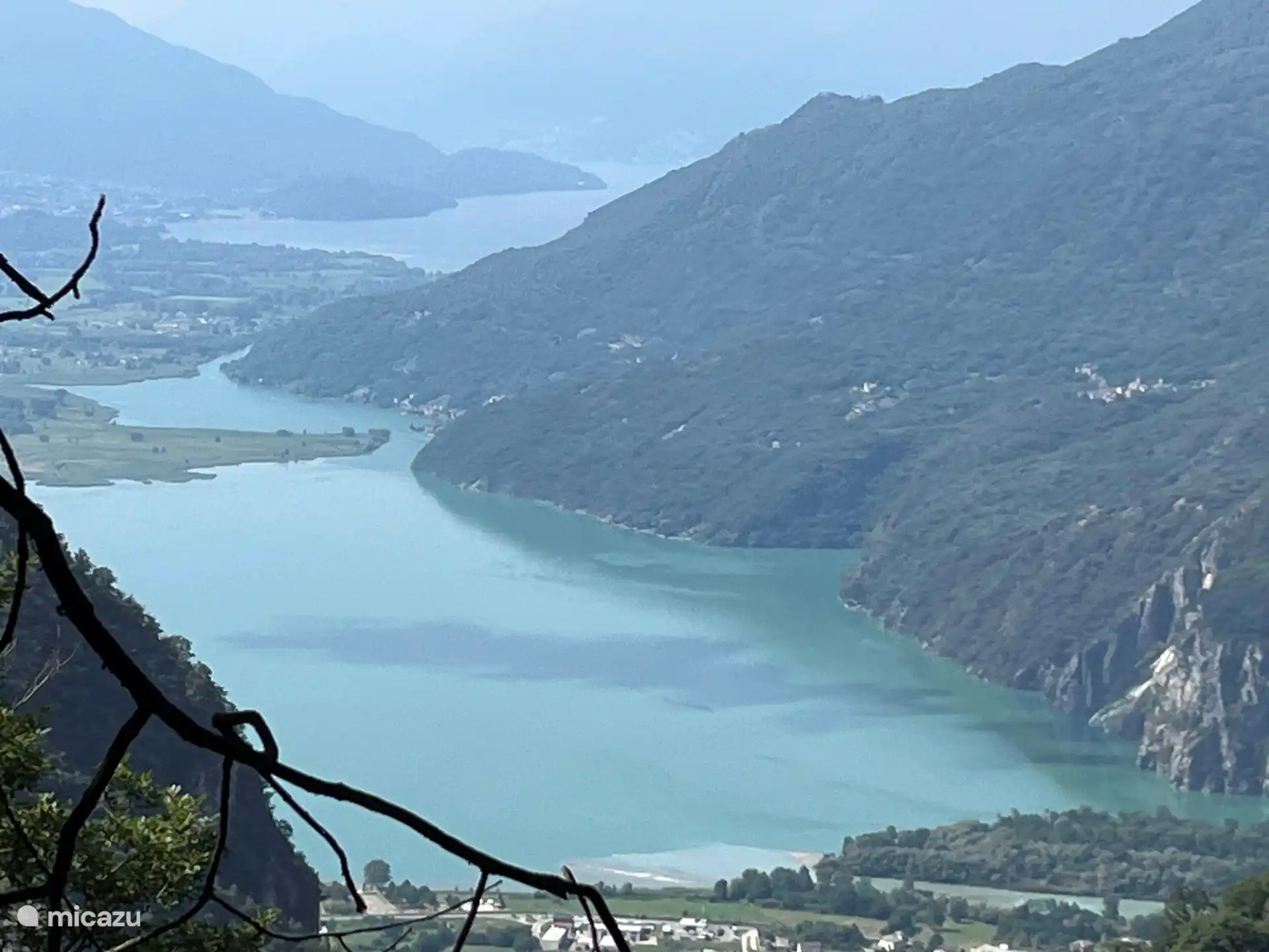 Vista aérea del Lago di Mezzola con la conexión con el Lago de Como al fondo