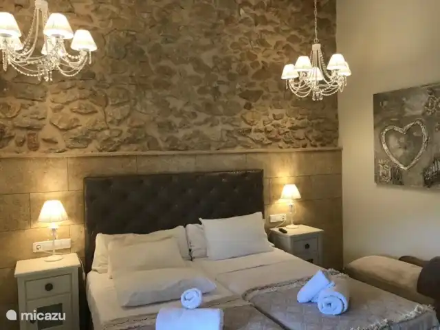 Casa Mistela en España, Costa Blanca, Jalón - casa vacacional Flor de Naranjo Suite
Habitación familiar para 2-6 personas | 1 zona de asientos | 2 dormitorios y una buhardilla | Baño compartido | 1 tamaño de cama 180x200 | 1 tamaño de cama 150x200 | 2 camas individuales tamaño 90x200 (habitación abuhardillada) | Ducha de hidromasaje