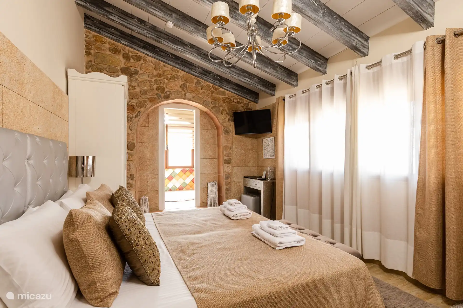 Almendra Suite

2-Personen-Zimmer | 1 Bett Gr&#246;&#223;e 180x200 | Hydromassage-Dusche 