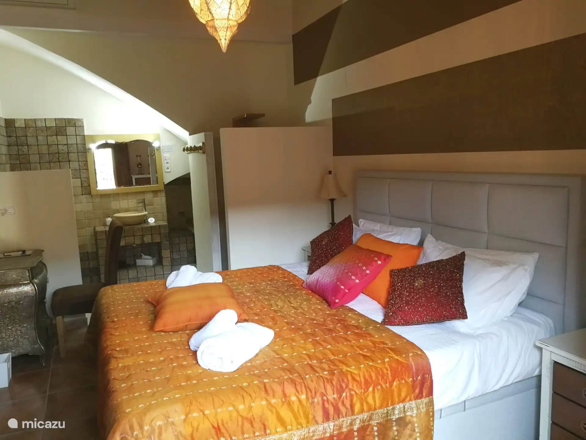 Cereza Suite

2-Personen-Zimmer | 1 Bett Gr&#246;&#223;e 180x200 | Hydromassage-Dusche und Badewanne.